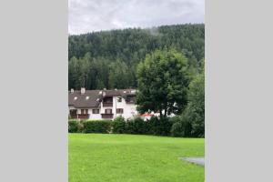 een groot huis midden in een groen veld bij Brunico 19 in Brunico