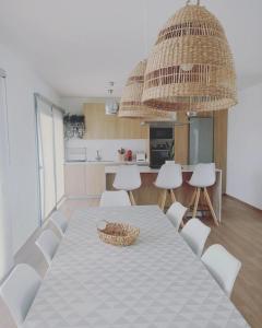 Kuchyň nebo kuchyňský kout v ubytování Villa Vista Volcan Lajares with heated pool