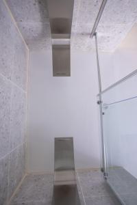 Cette chambre blanche dispose d'un escalier et d'un plafond. dans l'établissement LES SUITES LOVE 1 SPA VUE MER PISCINe, à Marseille