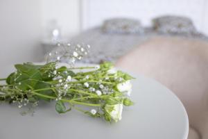 un ramo de flores sentado en una mesa en LES SUITES LOVE 1 SPA VUE MER PISCINe, en Marsella