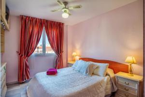 سرير أو أسرّة في غرفة في 2 bedrooms appartement with sea view balcony and wifi at Marbella 1 km away from the beach