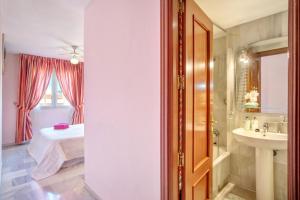Kúpeľňa v ubytovaní Elegant apartment in Marbella with sea and mountain view. + 24 fotografií
