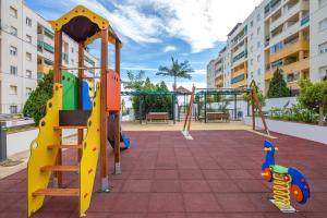 Zona de juegos infantil en 2 bedrooms appartement with sea view balcony and wifi at Marbella 1 km away from the beach