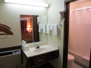 Phòng tắm tại Rodeway Inn +22 ảnh