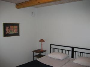Кровать или кровати в номере Gårdsboende
