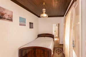 a bedroom with a bed with a wooden ceiling at Family Home- Lisboa in Vila Franca de Xira