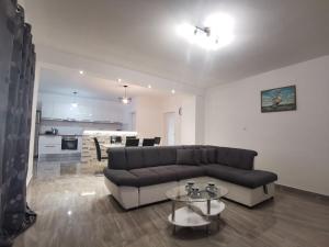 ein Wohnzimmer mit Sofa und Tisch in der Unterkunft Mariva Apartments in Lopar