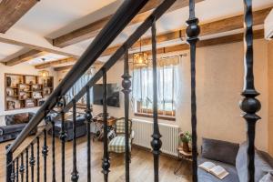 una escalera en una casa con techos de madera en Villa Grey Stone, en Gata