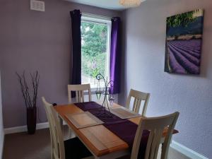 uma mesa de jantar com cadeiras e uma janela em Self contained apartment with amazing views em Jedburgh