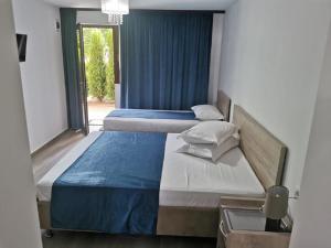 two twin beds in a room with a window at ANCA in Saturn