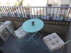 a blue table and two chairs on a balcony at departamento céntrico relax in Rosario