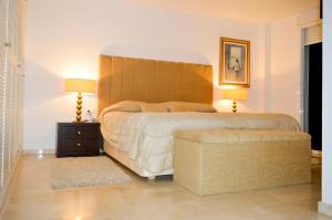 Łóżko lub łóżka w pokoju w obiekcie Villa Bendex Estepona Costa Del Sol