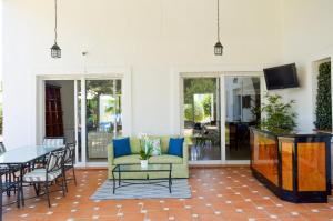 salon z kanapą i stołem w obiekcie Villa Bendex Estepona Costa Del Sol w mieście Estepona