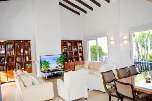Telewizja i/lub zestaw kina domowego w obiekcie Villa Bendex Estepona Costa Del Sol