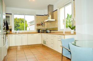 Kuchnia lub aneks kuchenny w obiekcie Villa Bendex Estepona Costa Del Sol