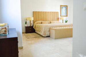 Łóżko lub łóżka w pokoju w obiekcie Villa Bendex Estepona Costa Del Sol