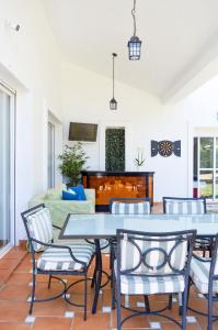 Telewizja i/lub zestaw kina domowego w obiekcie Villa Bendex Estepona Costa Del Sol