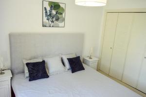 Łóżko lub łóżka w pokoju w obiekcie Villa Bendex Estepona Costa Del Sol