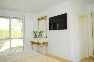 Telewizja i/lub zestaw kina domowego w obiekcie Villa Bendex Estepona Costa Del Sol