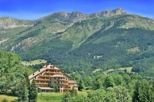 a large building in the middle of a mountain at T2 avec jardin privatif - Le Diamant in Villard-de-Lans