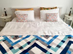 ein großes weißes Bett mit zwei Kissen darauf in der Unterkunft Apartament Veverițe in Slănic-Moldova