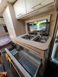 Kuchyň nebo kuchyňský kout v ubytování Caravane tractable + 11 fotografií