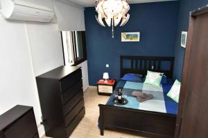 1 dormitorio con 1 cama con pared azul en Casa Flores, en Arrecife