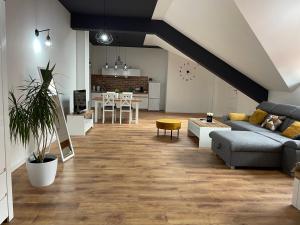 salon z kanapą i stołem w obiekcie Apartament Rynek 13 z parkingiem - Centrum Bochni w mieście Bochnia