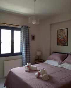 1 dormitorio con 2 camas y ventana en Apartment "Lavender" in Agios Nikolaos Eastern Crete, en Agios Nikolaos