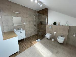 łazienka z toaletą, umywalką i prysznicem w obiekcie Apartament Rynek 13 z parkingiem - Centrum Bochni w mieście Bochnia +14 zdjęć