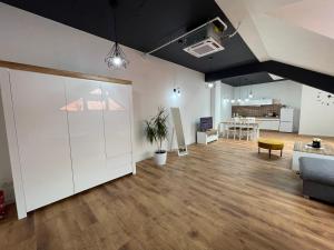 Kuchnia lub aneks kuchenny w obiekcie Apartament Rynek 13 z parkingiem - Centrum Bochni