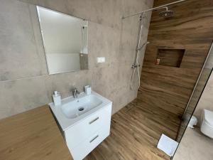 Łazienka w obiekcie Apartament Rynek 13 z parkingiem - Centrum Bochni