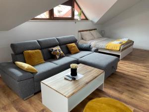 Część wypoczynkowa w obiekcie Apartament Rynek 13 z parkingiem - Centrum Bochni