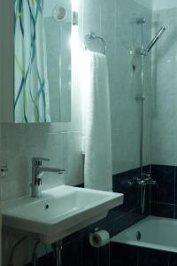 y baño con lavabo y ducha con espejo. en Apartment "Lavender" in Agios Nikolaos Eastern Crete, en Agios Nikolaos