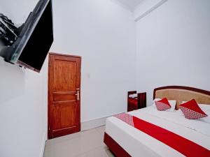 Postel nebo postele na pokoji v ubytování OYO 90387 Sepakat Guest House