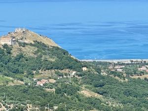 um castelo no topo de uma colina junto ao oceano em B&B Biancamano em Maierà