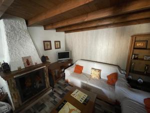 uma sala de estar com um sofá e uma lareira em Casa de La Luna em Serón