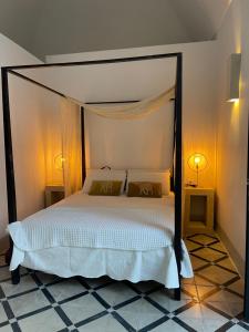 sypialnia z łóżkiem z baldachimem w obiekcie Palazzo NUR w mieście Gallipoli