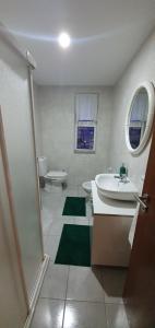 La salle de bains est pourvue d'un lavabo, d'une baignoire et de toilettes. dans l'établissement Cisterna Loft, à Lamego