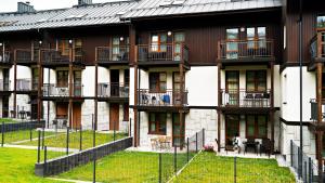 apartamentowiec z balkonem i dziedzińcem w obiekcie Apartament przy stoku z ogrodem i tarasem - Pod Karpatką Residence Karpacz w mieście Karpacz