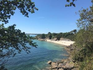 een uitzicht op een strand met mensen aan de kust bij Zoralin in Concarneau