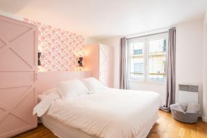 パリにあるホリデーズインパリ ブール ティブールのベッドルーム(白いベッド1台、窓付)