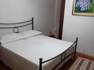 a bed in a bedroom with a picture on the wall at B&B Casa za CLARA in Aieta