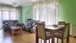 uma sala de estar com uma mesa e um sofá em Apartamento Naval em Marín