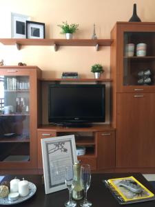 A television and/or entertainment centre at Apartamento Puerto de Foz