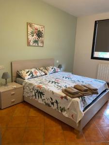- une chambre avec un lit et des serviettes dans l'établissement Home Gardaview Desenzano, à Desenzano del Garda