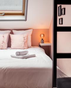 ein Schlafzimmer mit einem Bett und einem Handtuch darauf in der Unterkunft Villa Plage Oosteroever in Ostende