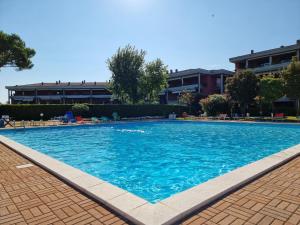 Bazén v ubytování Home Gardaview Desenzano nebo v jeho okolí + 2 fotografie