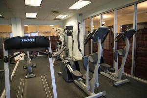 une salle de sport avec plusieurs tapis de course et machines cardio dans l'établissement Oceanview Studio, à Daytona Beach