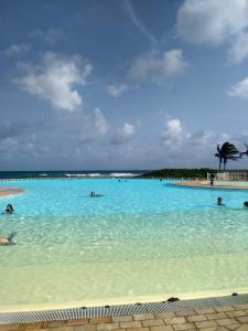 Piscina a Jolie studio meublé avec petite vue mer o a prop